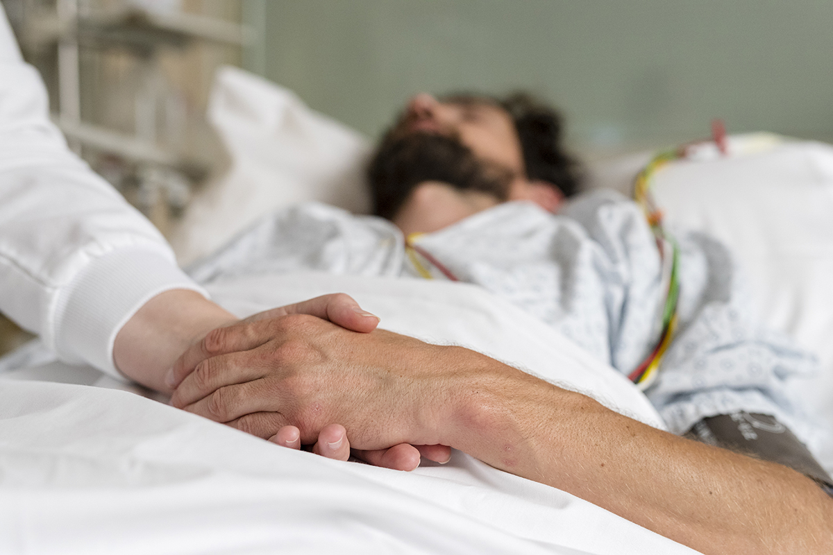 Médicos cristãos recebem proteção temporária contra lei de suicídio assistido
