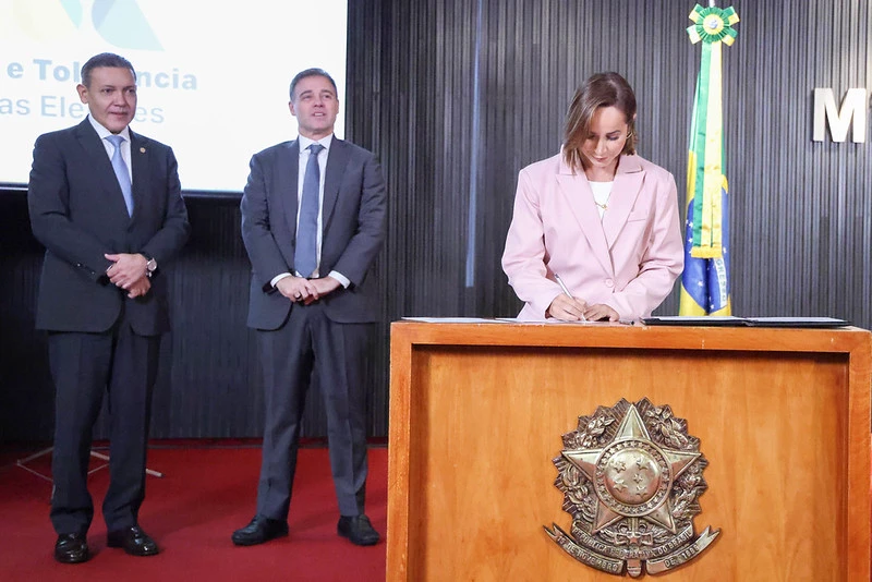 Fabíola Melo ora por Mendonça e recebe resposta comovente