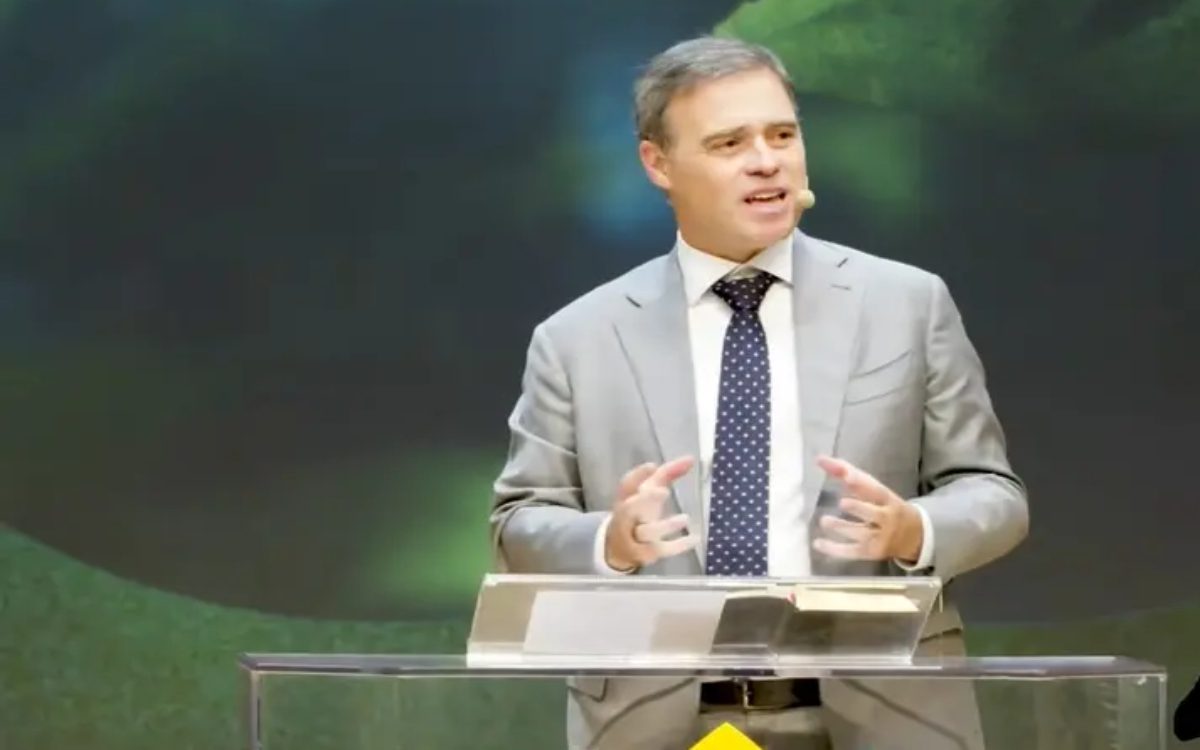 André Mendonça destaca a missão da Igreja durante culto