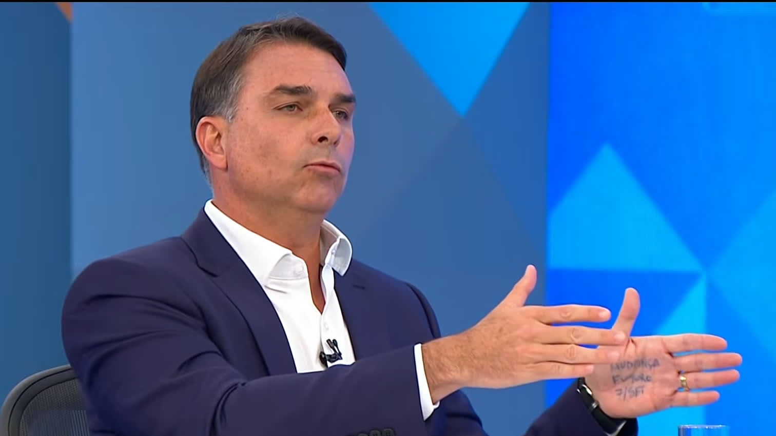 Flávio Bolsonaro contesta Moraes em caso de banqueiro