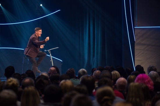 Pastor Craig Groeschel e técnico dos Celtics rompem com Life Surge