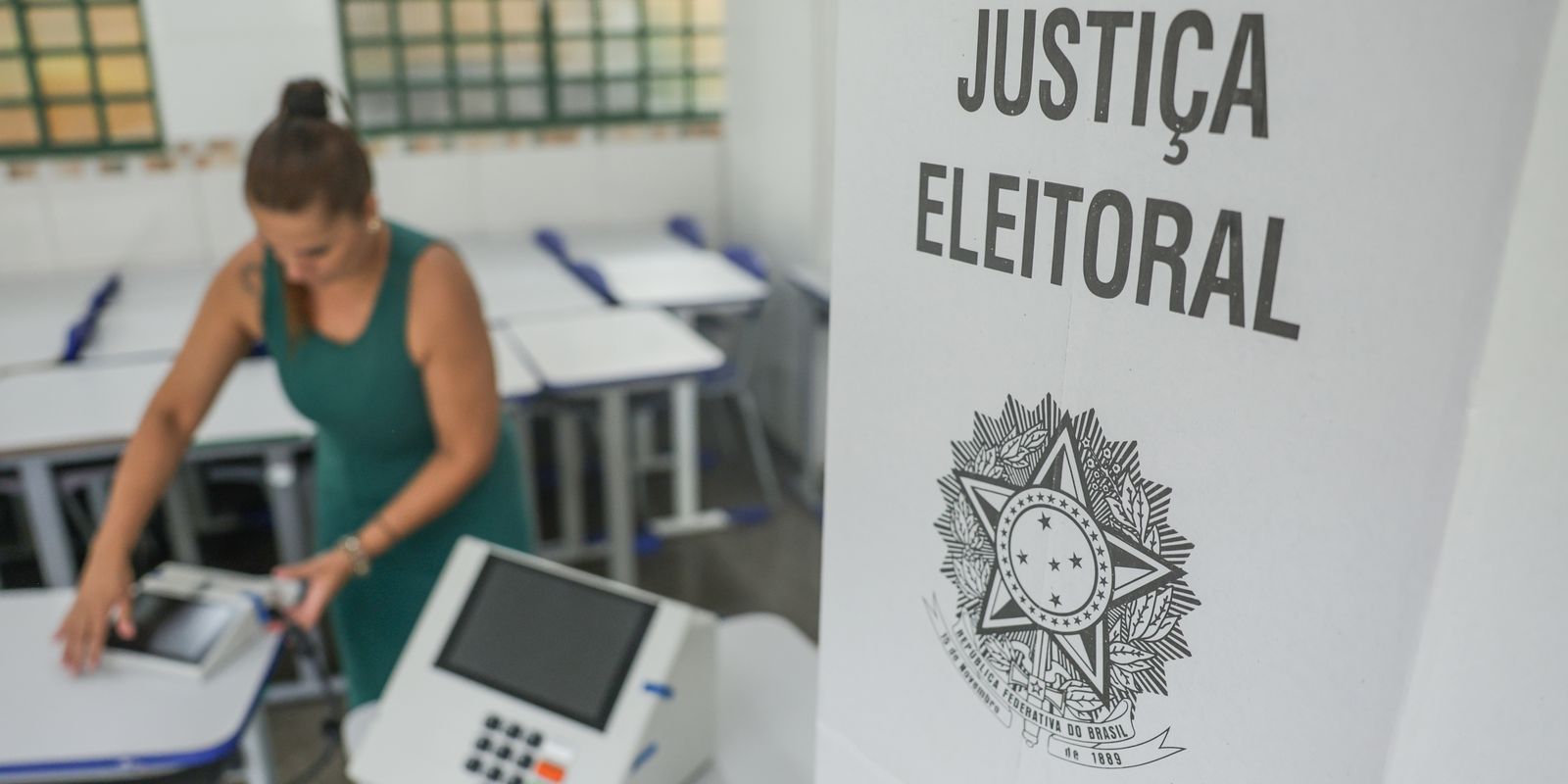 Eleitores chegam cedo às urnas no MA; votação começa com filas
