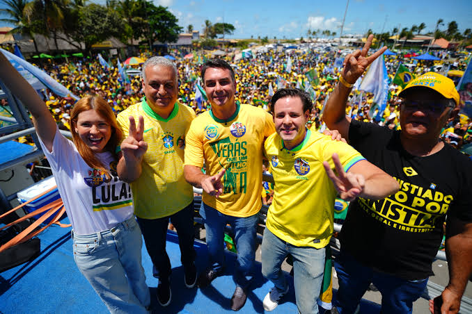 Flávio Bolsonaro acompanhará apuração das urnas em Brasília
