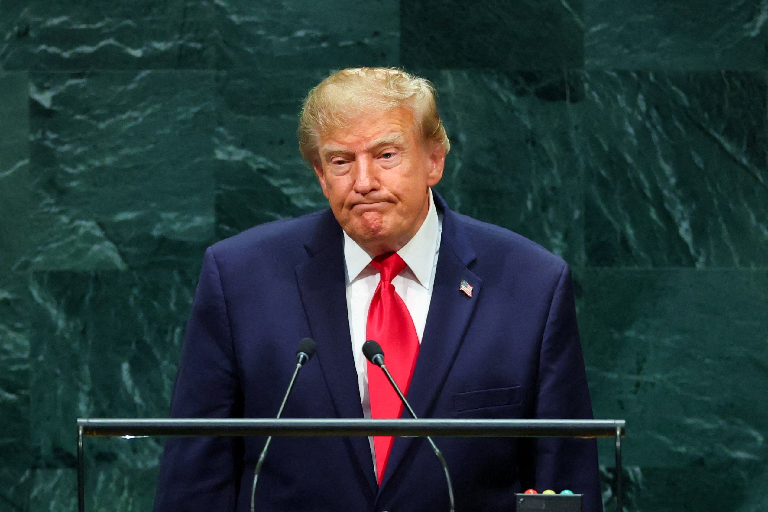 Trump chama de ‘inimigo’ quem usar ‘IA’ em vez de ‘superinteligência’