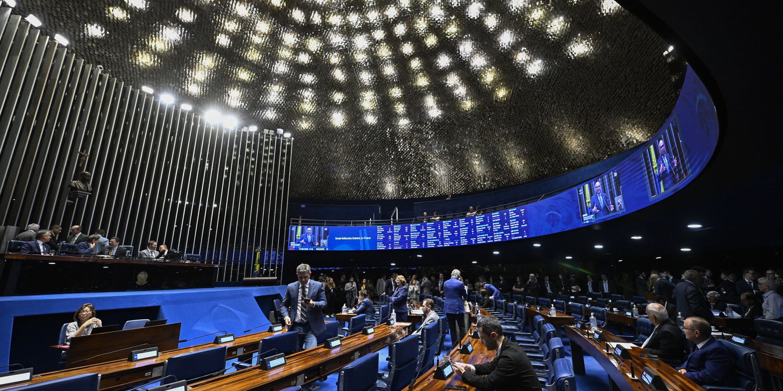 Plenário do Senado começa a debater fim da escala 6X1