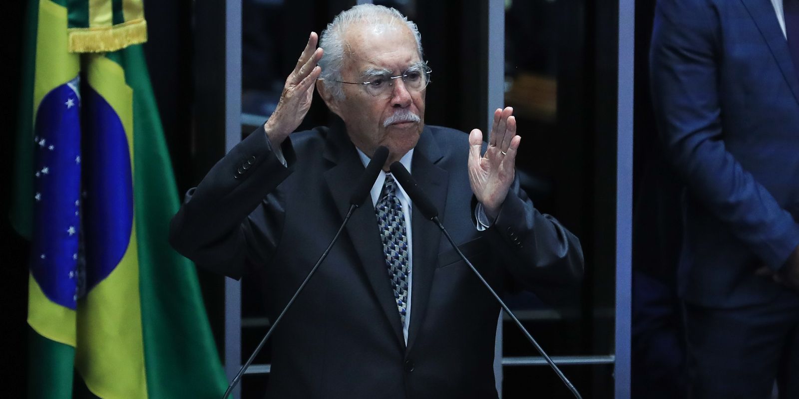 Sarney é internado na UTI após cirurgia no abdômen