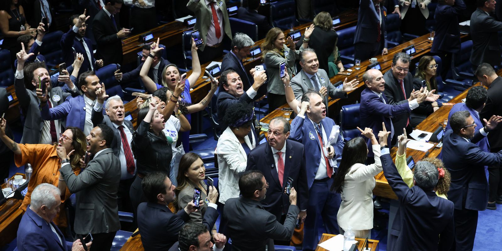 Senado aprova fim da escala 6×1 e PEC vai a promulgação